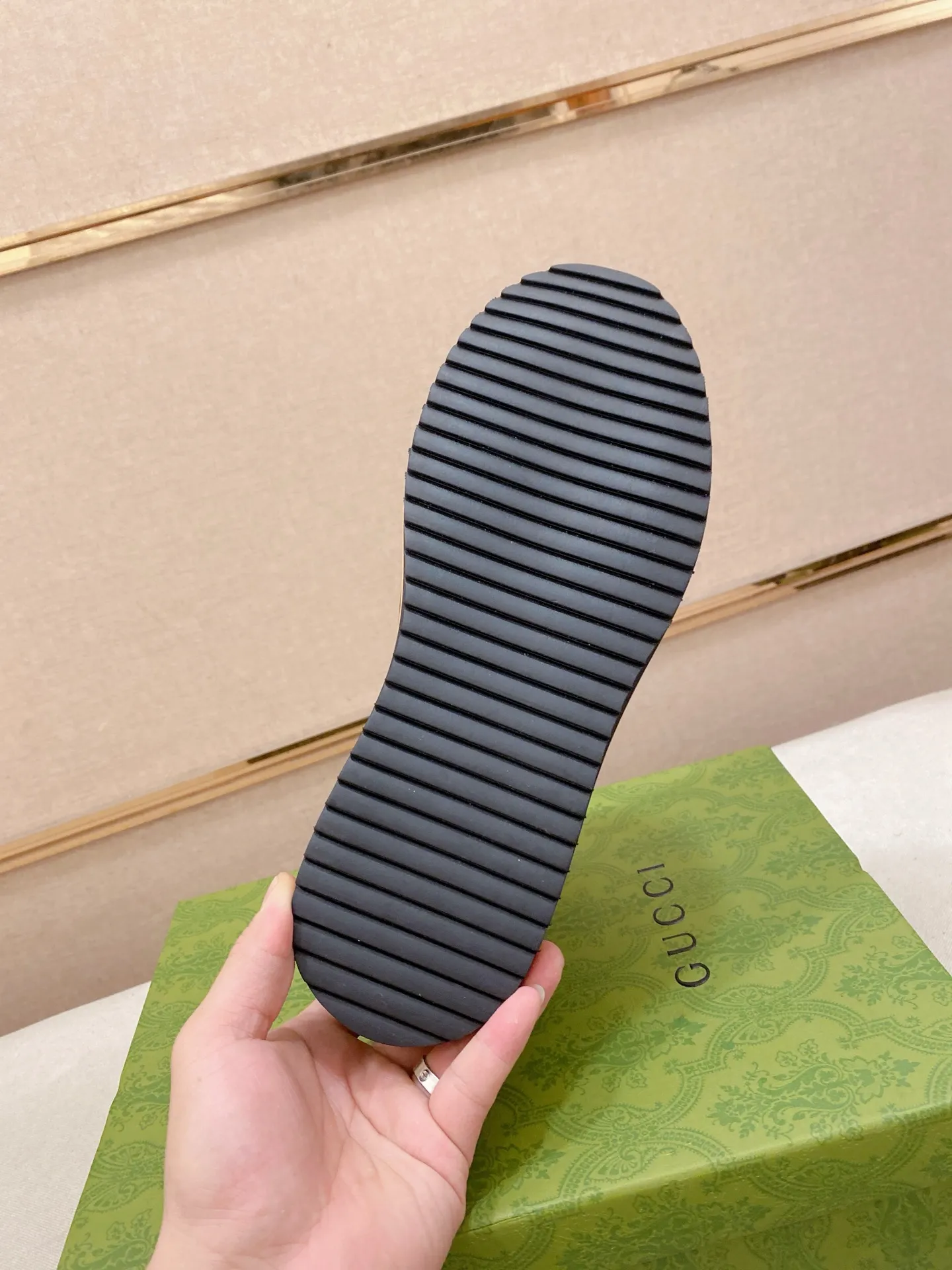 Men's shoes 💰 440 💰 High-quality new high-top GUCCI counters are on the market at the same time. The new men's shoes, 😘fabrics are selected imported cowhide, lining: sheepskin lining. 👍🏿 High-end ☄️ air-cushion molded anti-slip rubber outsole, exquisite lines, simple and elegant, comfortable and high-end for leisure travel. Code number: 38 to 44 (45 can be customized and cannot be returned or exchanged)
